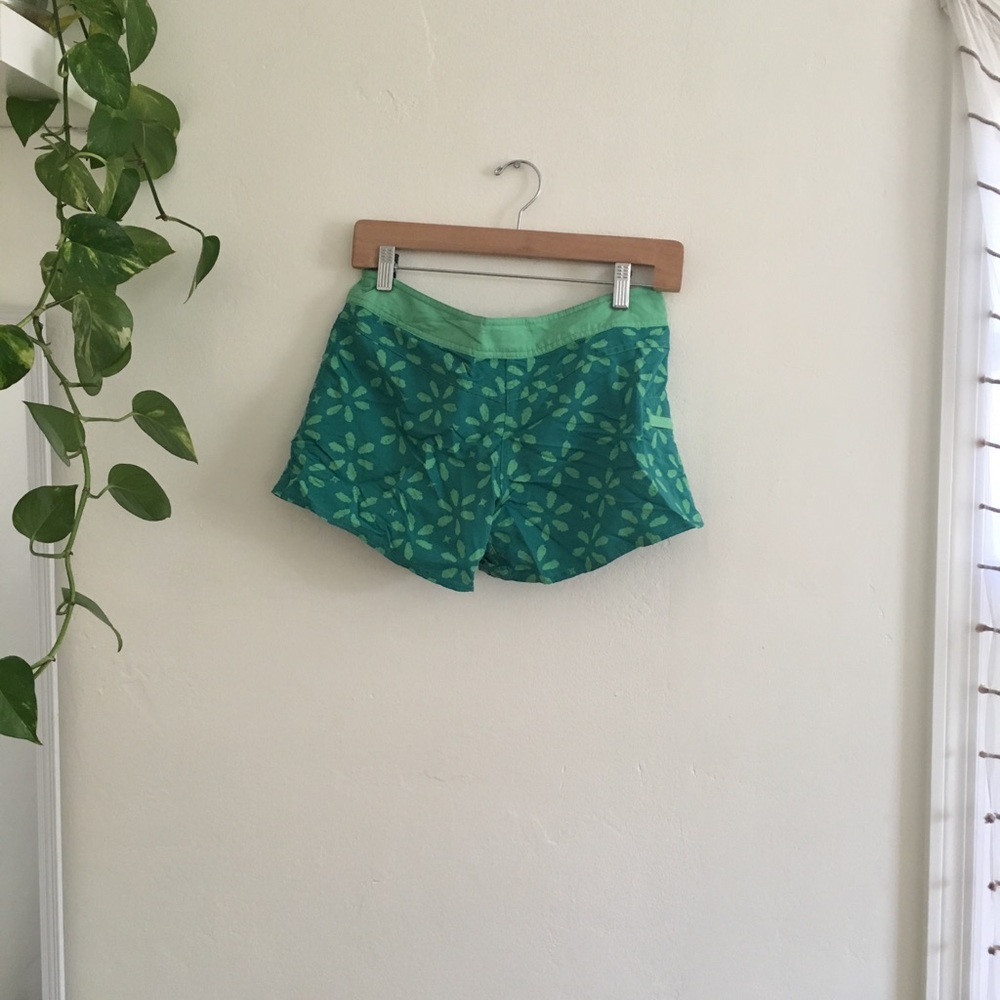 Patagonia Green Shorts 6 Medium boardshorts